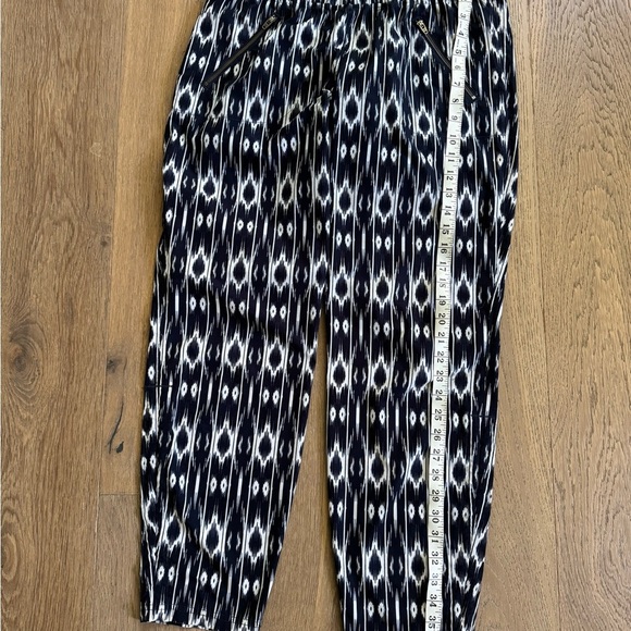 Athleta Reflections Aspire women’s navy & white print geo design pants Medium - Picture 5 of 8